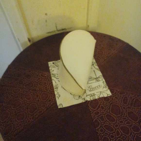 White gucci sunglass case - Picture 6 of 7